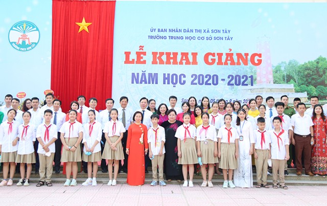 Chủ tịch HĐND Thành phố dự lễ khai giảng tại Trường THCS Sơn Tây và kiểm tra công tác phòng, chống dịch tại thị xã Sơn Tây